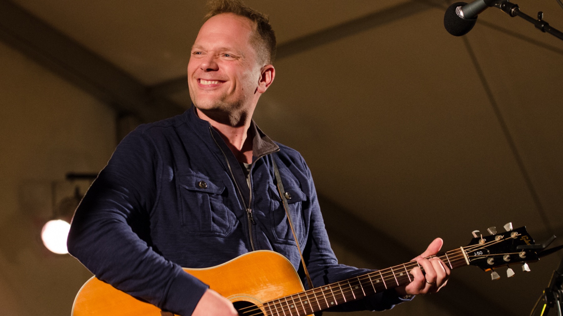 Jonathan Rundman performing with acoustic guitar